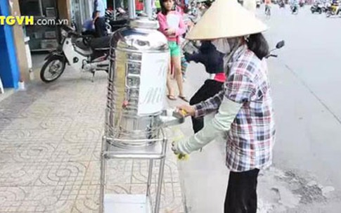 Mát lòng ly trà đá miễn phí giữa trưa hè oi ả